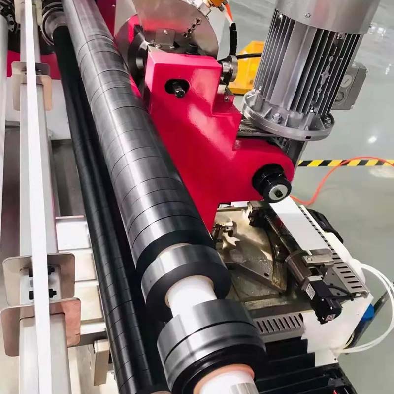 HJY-QJ04 Автоматска машина за сечење лента за менување ролна со четири оски2